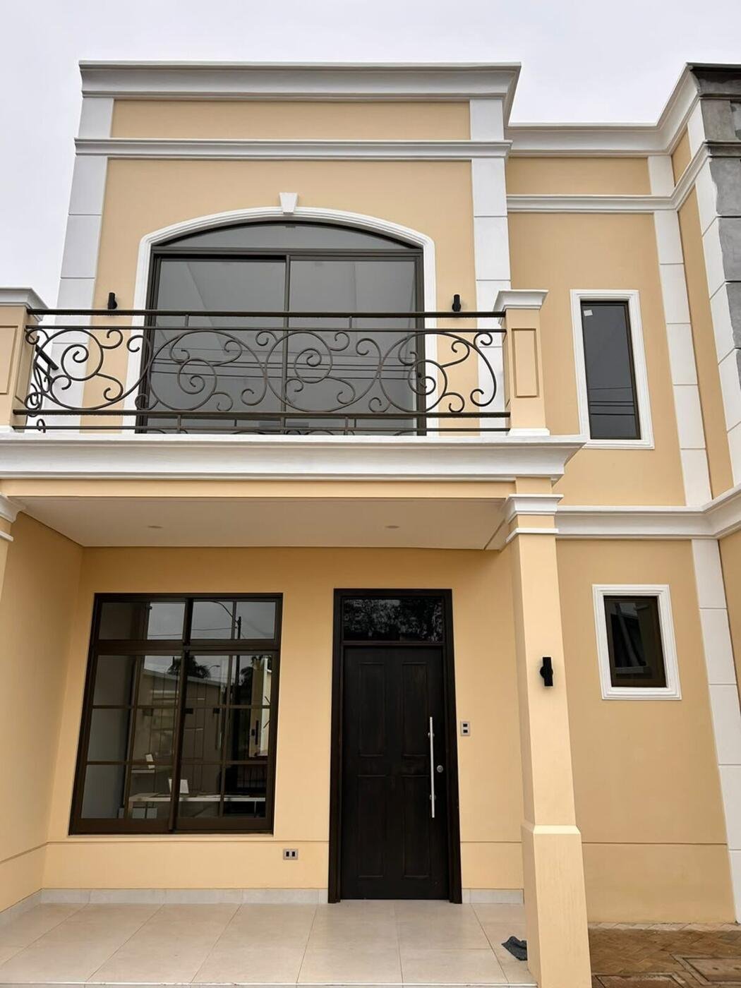 Fachada de la casa modelo de Altos de Provenza